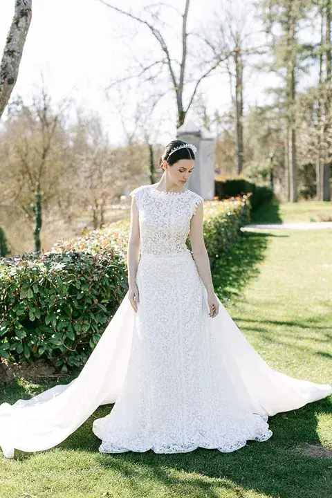 Mariée portant une robe en dentelle de créateurs italiens à Bruxelles